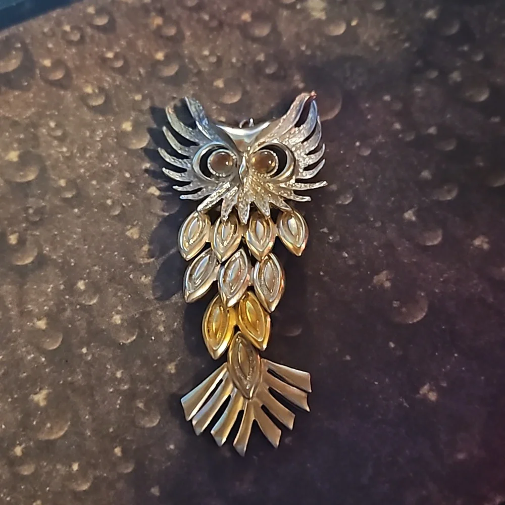 Silvertone Goldtone Bown Eyed Owl Pendant - Picture 2 of 3